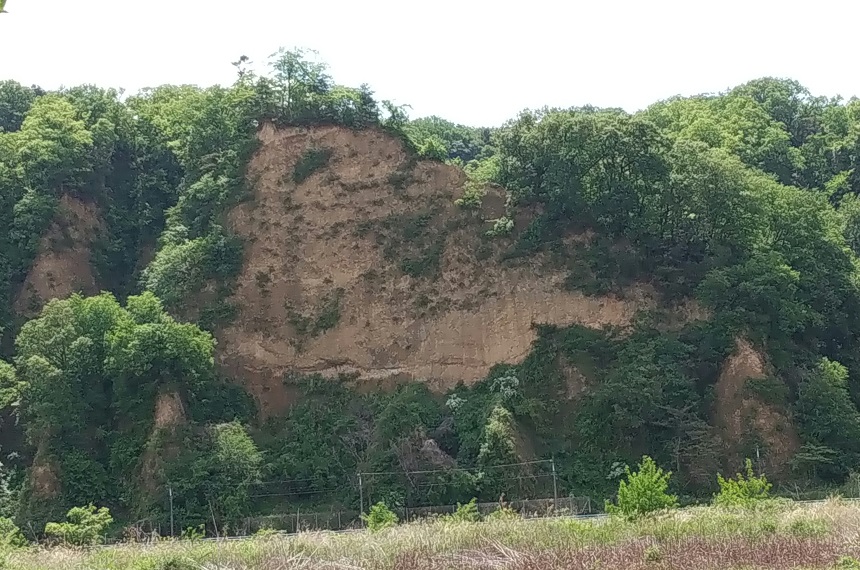 秋川の六枚塀風岩